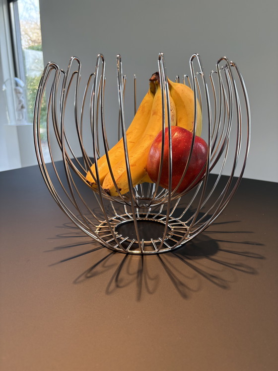 Image 1 of Cesta de fruta de diseño fabricada en acero inoxidable.