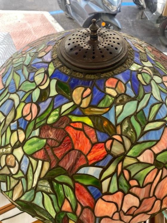 Tiffany Style Elegant Oversized Classical Period Lamp – Table lamps, Glass, Metal (photo 4 of 5)