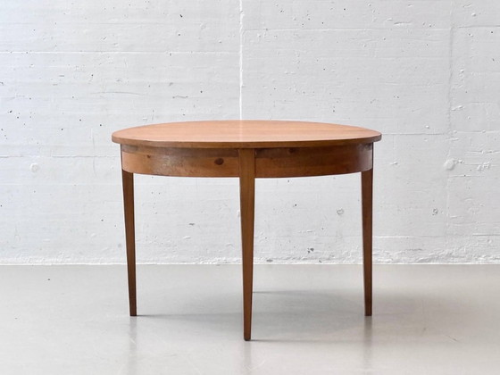 Image 1 of Round dining table made of solid alder wood