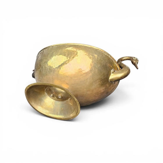 Ovale Schale aus gehämmertem Messing mit Schwanengriffen – Tischdekoration, Brass, Mid Century Modern (photo 4 of 7)