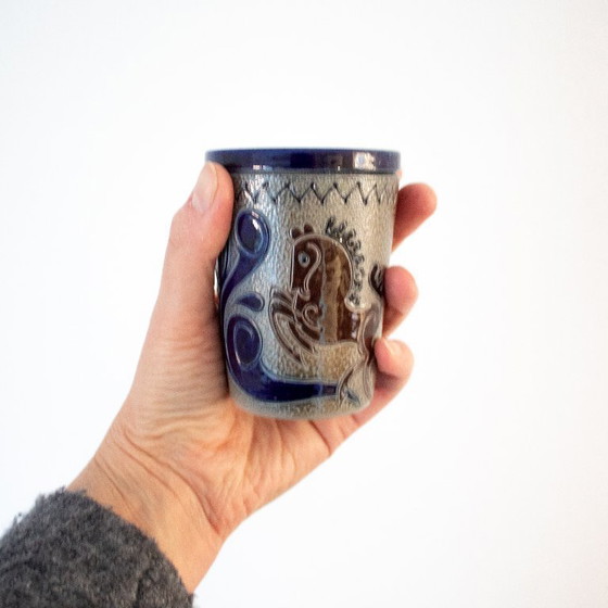 Image 1 of Jarra y taza antiguas de cerámica vidriada con sal: loza alemana con motivo de caballo.