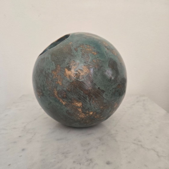 Image 1 of Vaso sferico in ceramica organica realizzato in studio.
