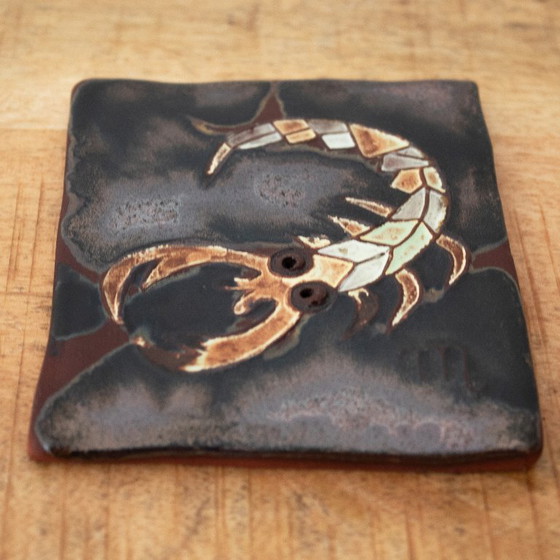 Image 1 of Piastrella da parete in ceramica vintage firmata con la costellazione dello Scorpione