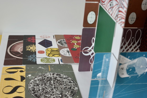 Image 1 of Eames, reusachtig kaartenhuis, ontworpen door Ray & Charles in 1952