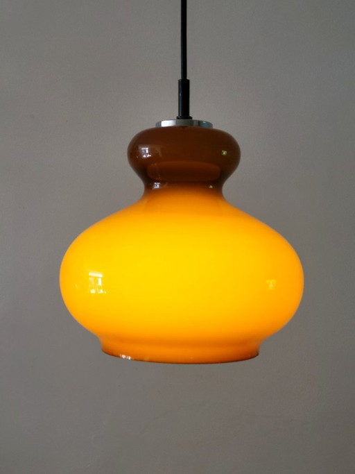 Lampade a sospensione vintage in vetro opalino marrone di Peill & Putzler
