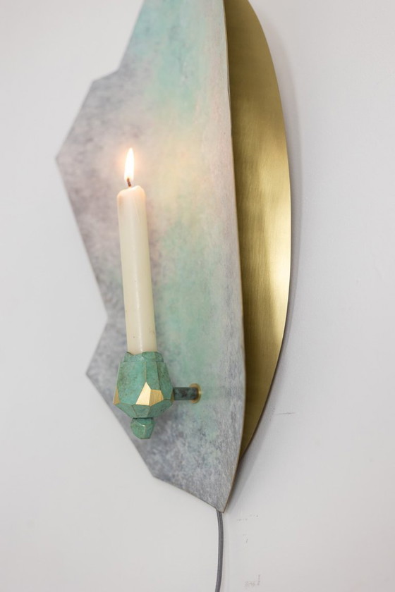 Image 1 of Coppia di candelabri da parete in ottone e bronzo. Opera contemporanea di un artista.