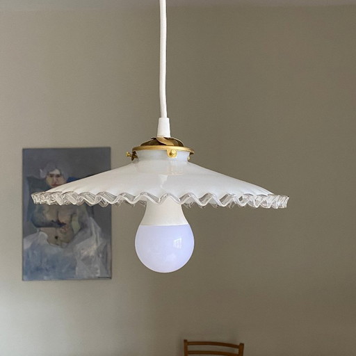 Lámpara colgante vintage con pantalla de cristal opalino blanco y borde ondulado transparente