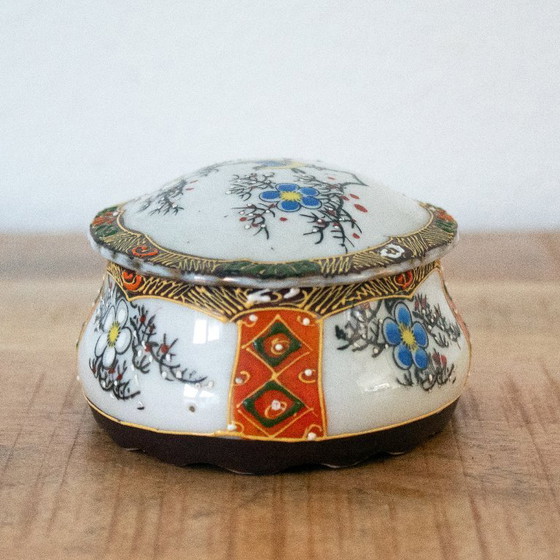 Image 1 of Handbemalte Porzellandose mit Blumen- und Vogelmotiv