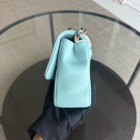 Image 1 of Chanel 2020 Elegante Saison-Klapptasche mit Harzkette – Gestepptes Lammleder in Tiffany-Blau, GHW Nr. 29