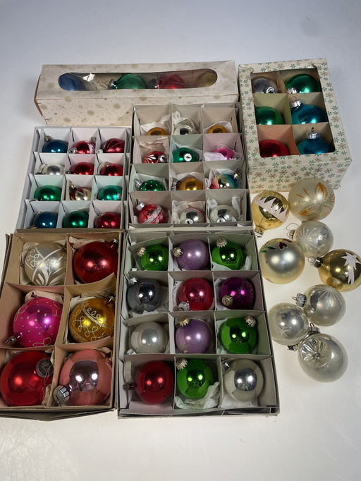 Grand lot de plus de 340 boules de Noël anciennes en verre.