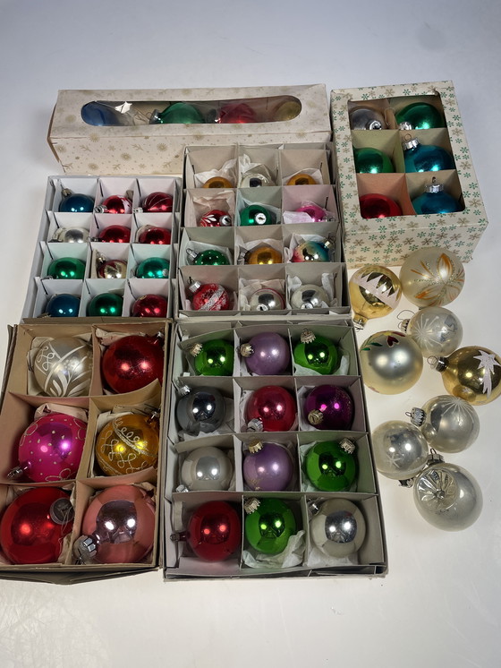 Image 1 of Grand lot de plus de 340 boules de Noël anciennes en verre.