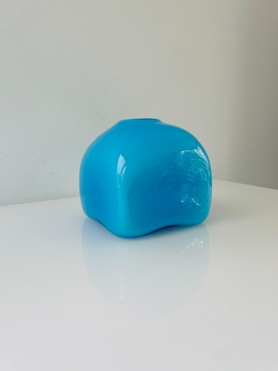 Image 1 of Vase en verre soufflé à la bouche, de forme cubique bleue