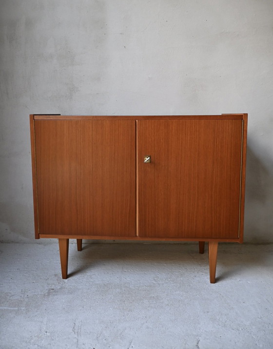 Image 1 of Leuk strak teak fineer kastje uit de jaren 60/70