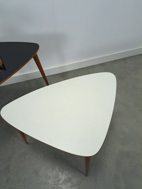 Image 1 of Set zwart wit tafel met houten poten Kaiser Köln