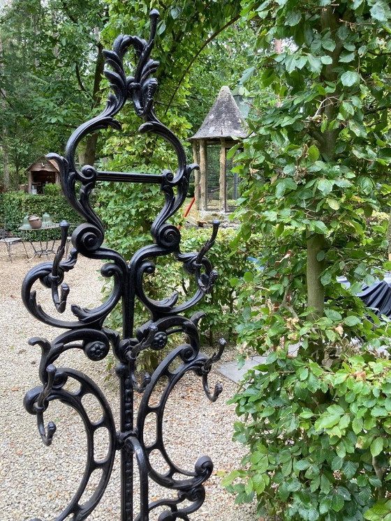 Antico appendiabiti in ferro battuto con ganci, rosette e vassoio separato, XIX secolo. – Iron (photo 2 of 7)