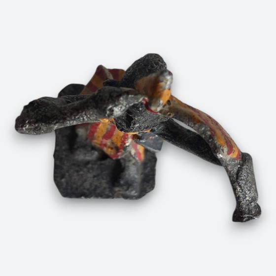 Image 1 of West-Afrikaanse figuratieve sculptuur in metaal – handbeschilderde dragerfiguur – vintage