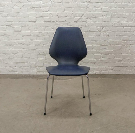 Image 1 of Set van vier minimalistische vintage keukenstoelen, nachtblauw kunstleer met chroomaccenten. België, jaren 60.