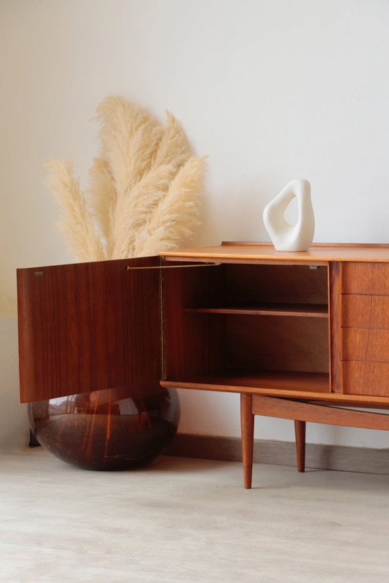 Image 1 of Aparador - White & Newton