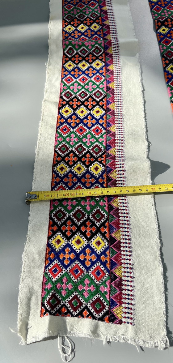 Image 1 of Twee Hongaarse randen met kleurrijk handborduurwerk met een folkloristisch patroon