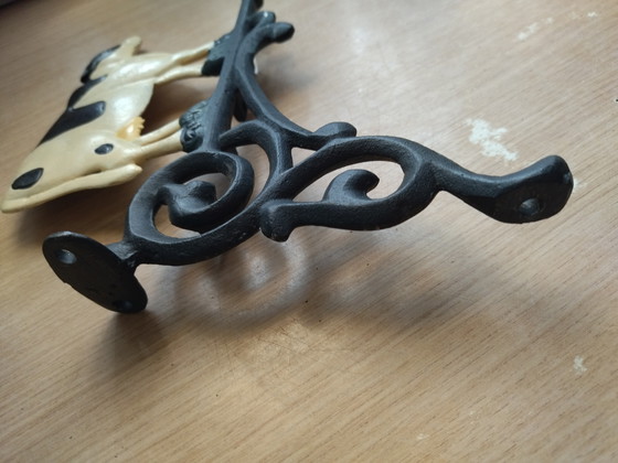 Image 1 of Paire d’équerres vintage en fonte à motif vaches – 