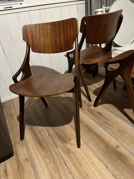 Image 1 of 4 Esszimmerstühle von Hovmand Olsen mit passendem Esstisch im dänischen Design