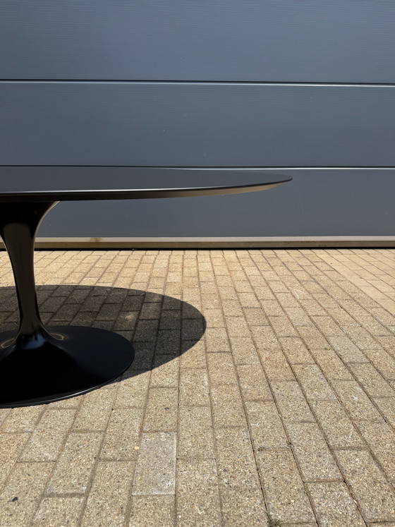 Image 1 of Mesa de comedor ovalada Knoll Tulip de 198 o 244 cm, laminada Feniks negra, Eero Saarinen