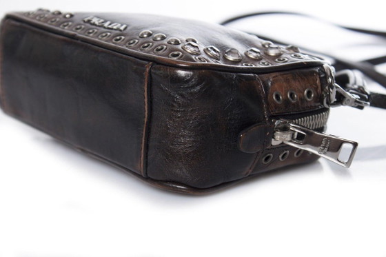 Image 1 of Borsa a tracolla vintage Prada Vitello con decorazioni a tema fotografico.
