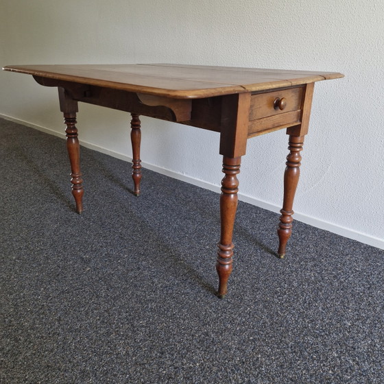 Image 1 of Table d'appoint ancienne en bois avec tiroir et plateau rabattable