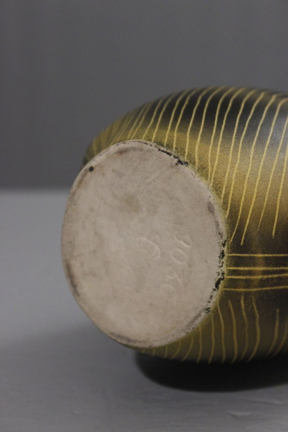 Image 1 of Saint Clément, Francia - Jarra de cerámica, circa 1950, forma irregular, estriada en amarillo y negro.