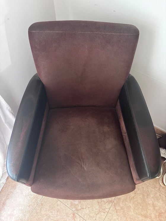 Image 1 of "Fauteuil op wielen, bekleed met nubuck en leer."
