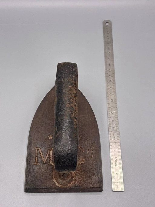 Antique cast iron flat iron – Forged articulated handle – Stars and letter M marking – 19th century – decoratieve objecten