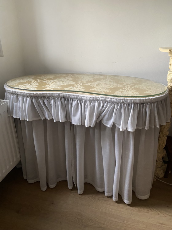 Elegante toeletta vintage con piano in vetro, motivo damascato e tende. – Tolette, Wood, Glass (photo 3 of 8)