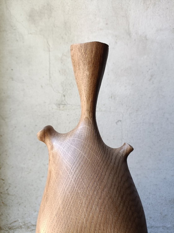 Image 1 of Vaas/sculptuur van gebeeldhouwd massief eikenhout