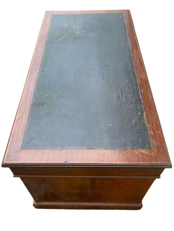 Image 1 of Scrivania antica inglese con cassettiera in noce, 1930