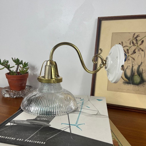 Aplique de pared de cuello de cisne de latón con tulipa de cristal estriado tipo Holophane rosetón cerámico