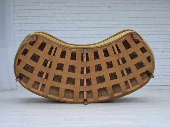 Image 1 of Deense "Banana" driezitsbank uit de jaren 60, origineel olijfgroen meubelvelours.