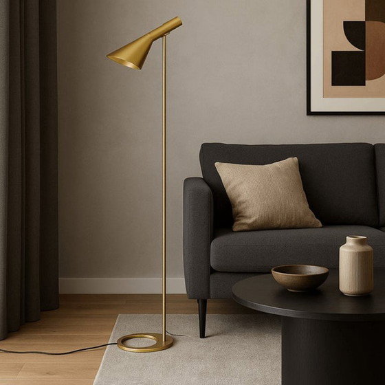 Nieuwe AJ vloerlamp in doos | Goudkleurig messing en aluminium | Reproductie 158 cm – Louis Poulsen (photo 2 of 6)
