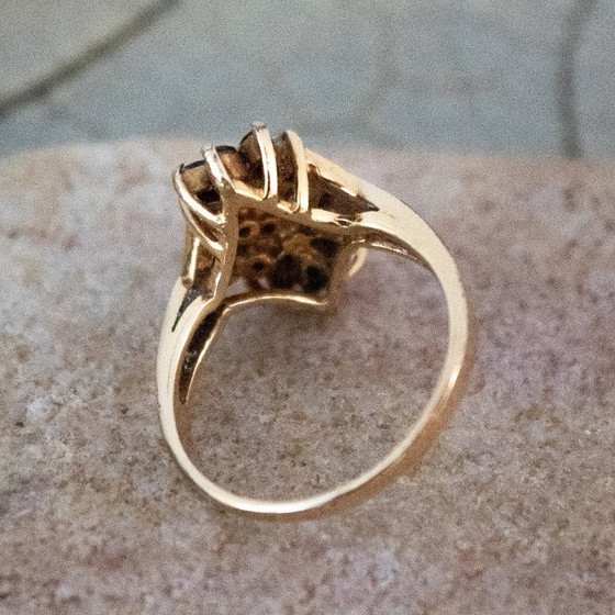 Anello vintage color oro con strass neri e trasparenti: design elegantemente dettagliato. (photo 8 of 11)