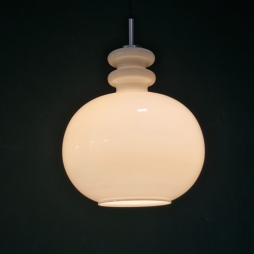 XL Lampe pendante vintage par Peill En Putzler, Allemagne, 1960. Verre de lait / verre opalin. Blanc. Diamètre 33 cm.