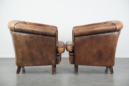 2 x Vintage schapenleren clubfauteuil met een mooi patina