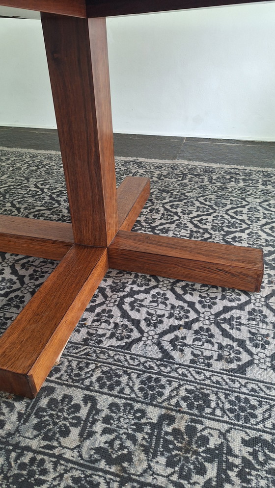 Image 1 of Table de salle à manger carrée en bois de noyer