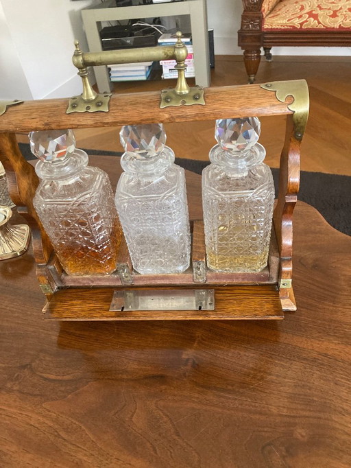 Antieke kristallen karaffen in houder.