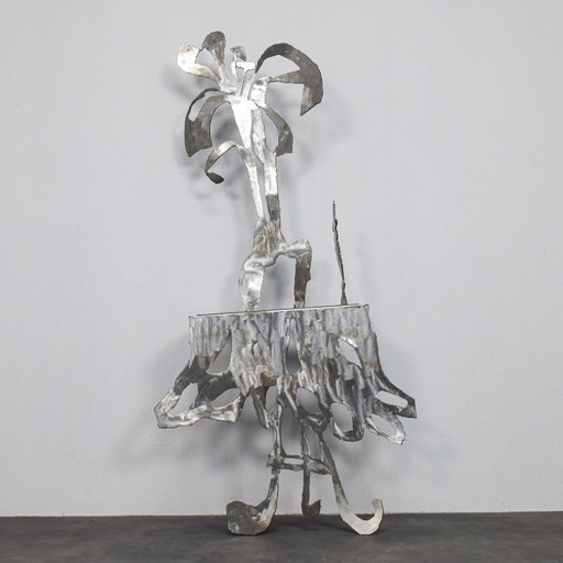 "Iris in een vaas" - Staande sculptuur van Petra Hartman, 2013