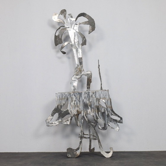 Image 1 of "Iris in een vaas" - Staande sculptuur van Petra Hartman, 2013