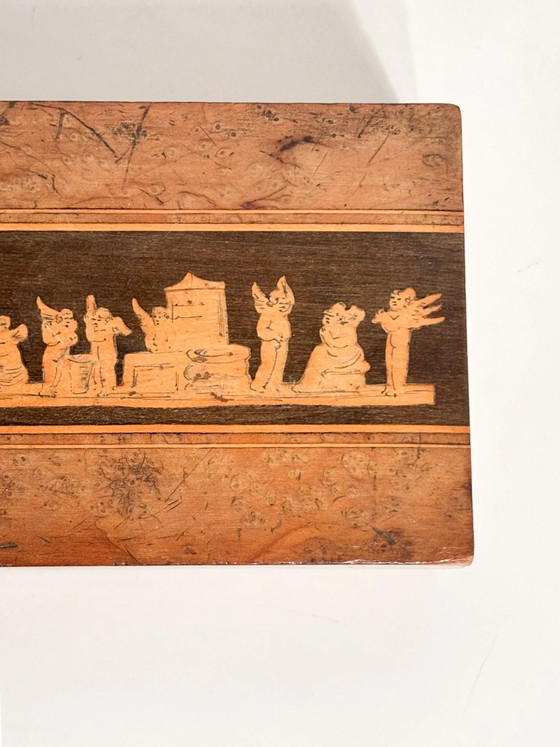 Boîte en bois ornée de figures sculptées, fabrication de Sorrente, années 1950 – Objets déco, Wood, Velvet (photo 4 of 8)