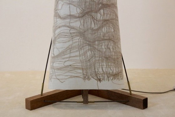 Lampadaire Lumen par Lawrence Kwakye, Bois, Métal (photo 3 sur 9)