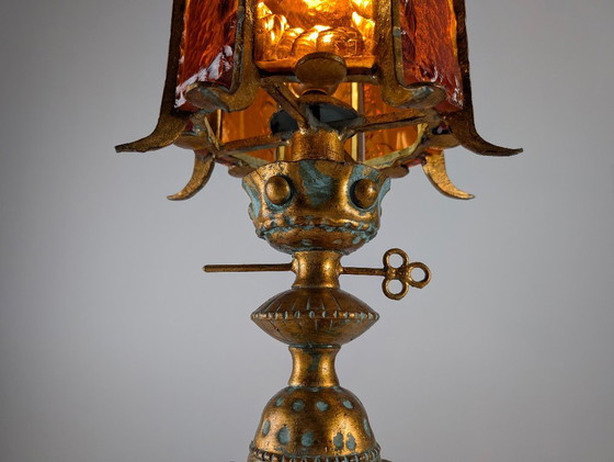 Image 1 of Grande lampe de table lombarde en métal doré et verre rouge martelé
