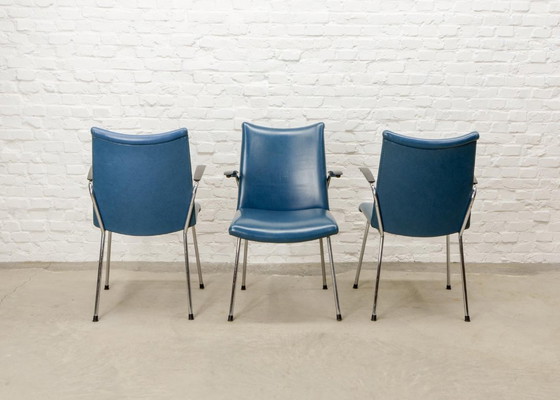 Image 1 of Gebroeders De Wit, ensemble de trois fauteuils design néerlandais revêtus de similicuir bleu vif. Pays-Bas, années 1960.