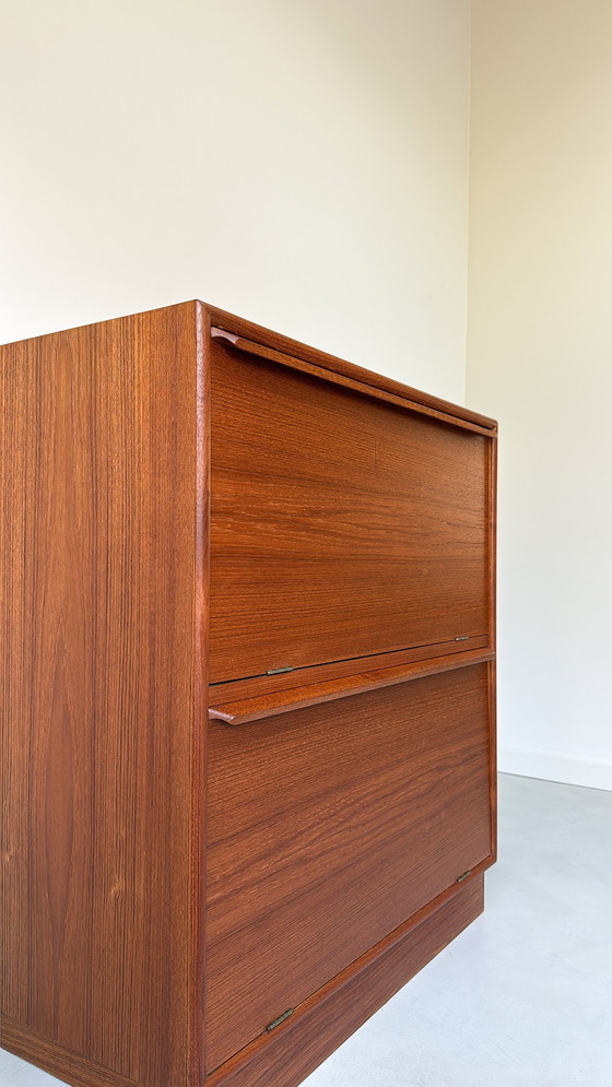 Image 1 of Armario danés antiguo de madera de teca con puertas