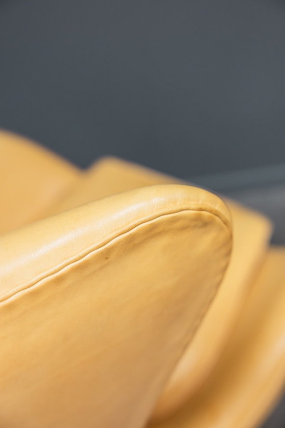 Image 1 of Poltrona a uovo + pouf